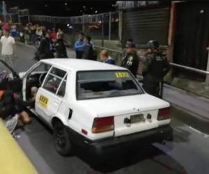 El cuerpo del taxista quedó sobre el timón del vehículo.