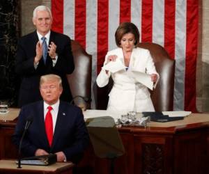 Segundos después que Trump finalizó su mensaje a la nación la líder demócrata rompió el papel. Foto: AP.