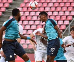 El delantero de Honduras Douglas Martínez despeja el balón durante el partido de fútbol de primera ronda del grupo B masculino de los Juegos Olímpicos de Tokio 2020 entre Nueva Zelanda y Honduras en el Estadio Ibaraki Kashima en Kashima.