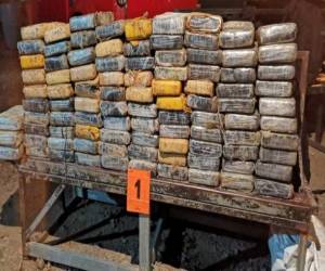 La presunta droga estaba oculta en compartimientos falsos de las lanchas.