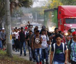 Migrantes caminan por una ruta al partir en caravana desde San Pedro Sula, Honduras, miércoles 10 de abril de 2019. Esperan llegar a la frontera con Estados Unidos. Foto AP