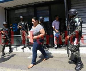 Los empleados de la DEI no pudieron ingresar a sus centros de labores, ya que están siendo resguardados por militares, foto: Alex Pérez/El Heraldo.