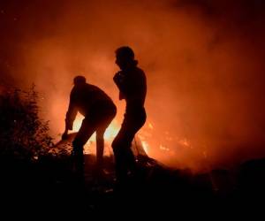 WEED, CALIFORNIA - JULY 01: A firefighting helicopter prepares to drop water on Lava Fire as it moves through the area on July 01, 2021 in Weed, California. The Lava Fire has burned nearly 20,000 acres and is currently 19 percent contained. Justin Sullivan/Getty Images/AFP (Photo by JUSTIN SULLIVAN / GETTY IMAGES NORTH AMERICA / Getty Images via AFP)