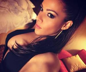 La guapa catracha actualizó su foto para lucir un revelador vestido negro con pronunciado escote. /Foto Facebook Nathalia Casco/