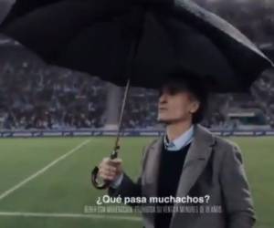 El video aparece un hombre conversando con la hinchada de Argentina. Foto: Redes Sociales