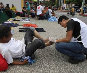 Después de tres semanas de camino los migrantes sufren de heridas en los pies y son atendidos en Ciudad de México. Foto: Agencia AP