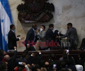 La reyerta en la mesa principal del Congreso comenzó cuando el ministro de Gobernación no le dio la palabra a la facción de Libre leal al gobierno y decidió juramentar a Jorge Cálix.