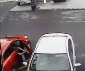 La cámara de seguridad captó el momento que los ladrones abren el vehículo.