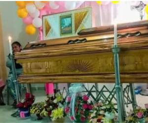 La pequeña Allison Nahomy Argueta Villalta, de nueve años de edad, fue víctima de un homicidio probablemente cometido por una persona cercana y su muerte no fue producto de un ataque del perro pitbull que la familia tenía por mascota, según los indicios preliminares conocidos por este medio. Estos son los dantescos hallazgos en el caso que conmociona a Honduras y en el que se espera que hay justicia para la pequeña Nahomy.