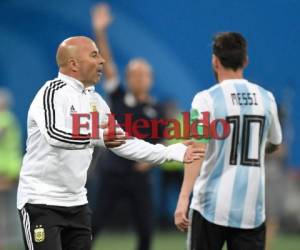 Jorge Sampaoli junto a Leo Messi en el duelo Argentina vs Nigeria en el Mundial Rusia 2018. (AFP)