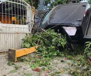 Tras cometer una serie de faltas de Tránsito, como conducir aparentemente bajo efectos del alcohol, un conductor terminó con su vehículo incrustrado en una vivienda dejando una estela de destrozos a su paso. El incidente se registró en la colonia Sitraplast, en San Pedro Sula. ¿Cómo sucedió?