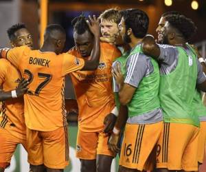 Romell Quioto celebrando una de las anotaciones con Alberth Elis. Foto:@HoustonDynamo en Twitter.