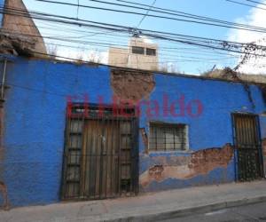 Las paredes del antiguo hogar se han ido deteriorando con el paso de los años. De continuar la problemática la estructura construida a base de adobes podría ceder en cualquier momento. Foto: David Romero/EL HERALDO