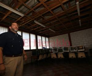 Ubaldo Zavala, director del centro educativo, muestra a ELHERALDO las condiciones en que se encuentra el techo del aula. Foto: David Romero/EL HERALDO