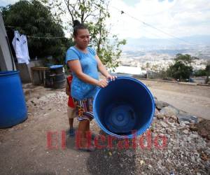 El alto costo del barril de agua le impide a doña Edith Banegas tener el vital líquido en casa.