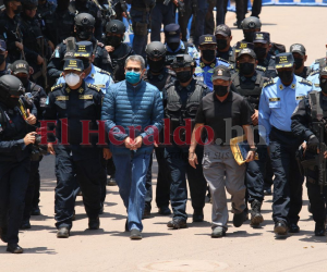 Momento en que el expresidente hondureño era trasladado desde Los Cobras hacia la Base Aérea Hernán Acosta Mejía.