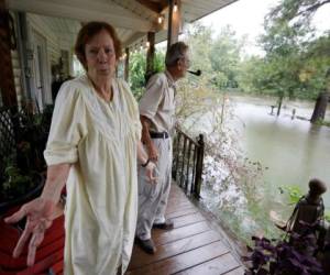 Ante los estragos del huracán Harvey, los residentes de Houston deben decidir entre quedarse en sus casas a esperar o aventurarse a las carreteras inundadas, que podrían resultar mortales. Foto: (AP)
