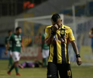 Mario Martínez salió silbado por la hinchada del España. Y Alajuelense le cerró las puertas este mismo sábado al contratar un chico de Jamaica.