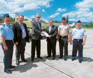 Ejecutivos de Embraer entregaron la propuesta al secretario de Defensa, Samuel Reyes.