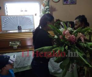 Familiares de Brenda Vásquez contemplan el cuerpo dentro del féretro.