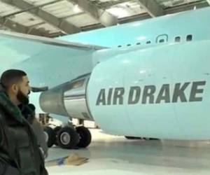 Captura del video en el que Drake presume su nuevo avión.