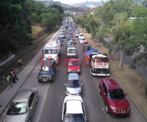 Decenas de unidades de buses 'brujito' realizaron una caravana este jueves en Tegucigalpa. Debido a esta se produjo un terrible congestionamiento vial. Fotos Johny Magallanes / Marvin Salgado / EL HERALDO