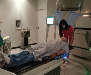 Paciente es atendido luego de la larga espera en el Centro de Cáncer Enma Romero de Callejas.