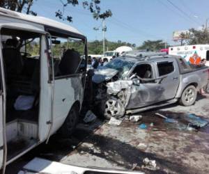 El choque se registró entre un bus rapidito y un vehículo pick up a eso de las 4:00 de la tarde en la zona norte de Honduras. Unas once personas resultaron gravemente heridas. Foto: Red Informativa/Twitter.