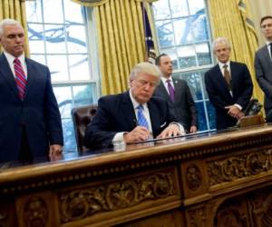 En enero, apenas una semana después de su investidura, Trump había firmado un decreto que cerraba temporariamente las fronteras del país a emigrantes. Foto: AFP