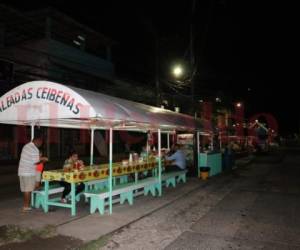 Así luce baleadas La Línea, en La Ceiba, donde hay al menos 15 puestos de comida. Foto: Eduard Rodríguez/ EL HERALDO