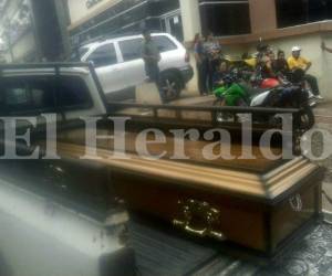 En medio del pesar y dolor, parientes de las víctimas acudieron al Centro de Ciencias Forenses para reclamar sus restos y darles cristiana sepultura, foto: El Heraldo.