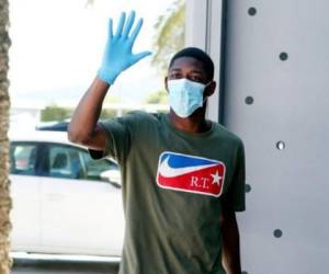 En unas fotos publicadas por el Barça se puede ver al joven extremo con mascarilla y guantes levantando el pulgar en señal de que todo va bien.