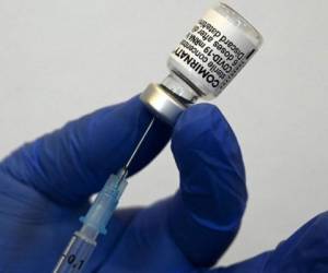 Una mujer de 23 años ha recibido seis dosis de la vacuna contra el coronavirus por error. Foto AFP