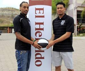 Marco Banegas Flores y Christopher Flores, organizadores del campamento de baloncesto. | Foto: Ronal Aceituno.