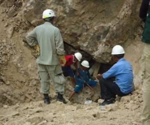 Personal de los cuerpos de socorro tienen la expectativa que en las próximas horas puedan encontrar los cadáveres de los otros dos mineros artesanales que quedaron soterrados.