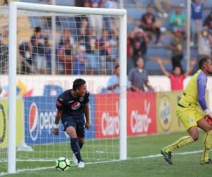 Denil Maldonado celebra el gol segundo de Motagua ante Platense. El portero Rafael Zúniga reclama a la defensa por la displicencia. Foto: David Romero / El Heraldo.