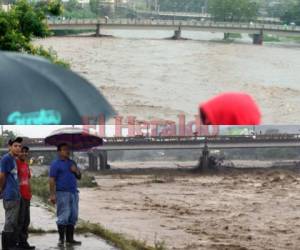 Arriba se muestra como está actualmente el nivel del río Choluteca en la capital; abajo una gráfica de como estaba el mismo río en octubre de 1998 cuando el huracán Mitch. (Foto: Efraín Salgado/El Heraldo)