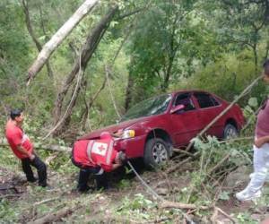 El carro en el que se conducían las dos víctimas del suceso, siendo remolcado de la hondonada.