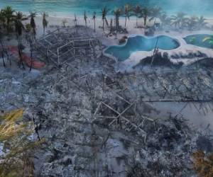 En medio de escombros, estructuras calcinadas y una estela de humo persistente, quedó el hotel Fantasy Island, ubicado en el sector de French Harbour, en la isla de Roatán, Islas de la Bahía, tras el voraz incendio que se registró la noche del lunes. Aquí las fotos: