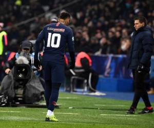 Ney fue sustituido a la hora de partido y abandonó el terreno de juego cojeando visiblemente. Foto / AFP