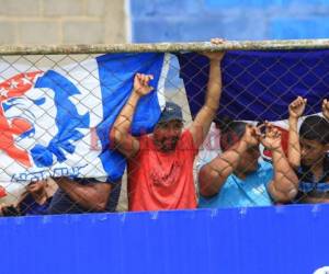 Los aficionados del Olimpia buscan acomodarse en el modesto estadio Oro Verde de El Paraíso. Foto: El Heraldo