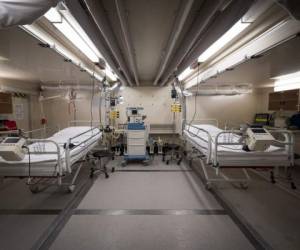 Se puede ver una visión general de la unidad de cuidados intensivos en esta imagen tomada en las instalaciones para el tratamiento de pacientes con coronavirus en el Cuartel del Ejército Edvard Peperko en Ljubljana. Foto: Agencia AFP.