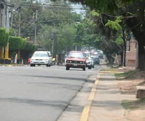 La capa de asfalto del bulevar Los Próceres en varios tramos se encuentra en mal estado. Foto: Efraín Salgado / EL HERALDO.