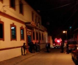 El fuego inició apróximadamente a las 9:10 de la noche.