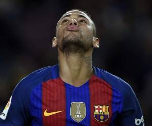 El delantero brasileño de Barcelona Neymar hace gestos durante el partido de fútbol de la liga española FC Barcelona vs Málaga CF en el estadio Camp Nou de Barcelona.