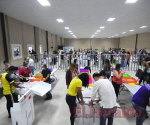 Personal del CNE trabaja en el conteo de votos para poder brindar los primeros resultados de las eleciones primarias. Fotos: Alex Pérez/ELHERALDO.