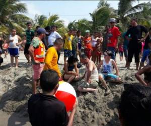 Rescatistas ayudaron a que estas tres personas no murieran ahogadas. Foto: Bomberos