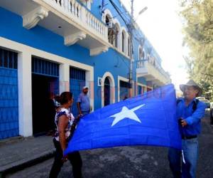 Seguidores del Partido Nacional celebraron que su sede haya sido abierta nuevamente tras permanecer asegurada.