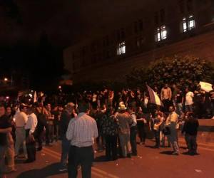 La protesta comenzó a eso de las 4:00 de la tarde en la Embajada Americana.