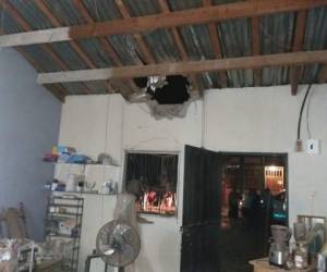 La explosión causó un enorme agujero al techo y rajó la pared, así como torció el hierro de la ventana.